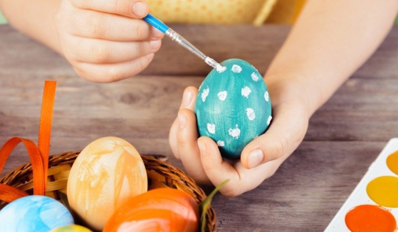 Decorar Huevos de Pascua con niños