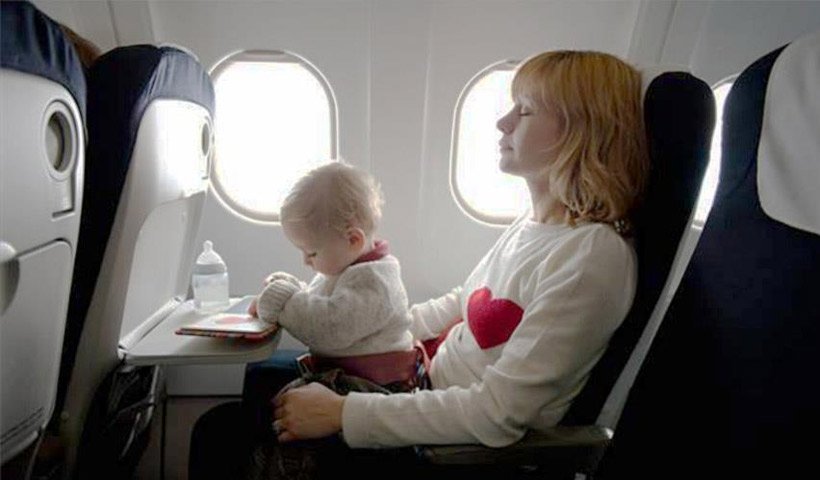 Viajar en avión con niños